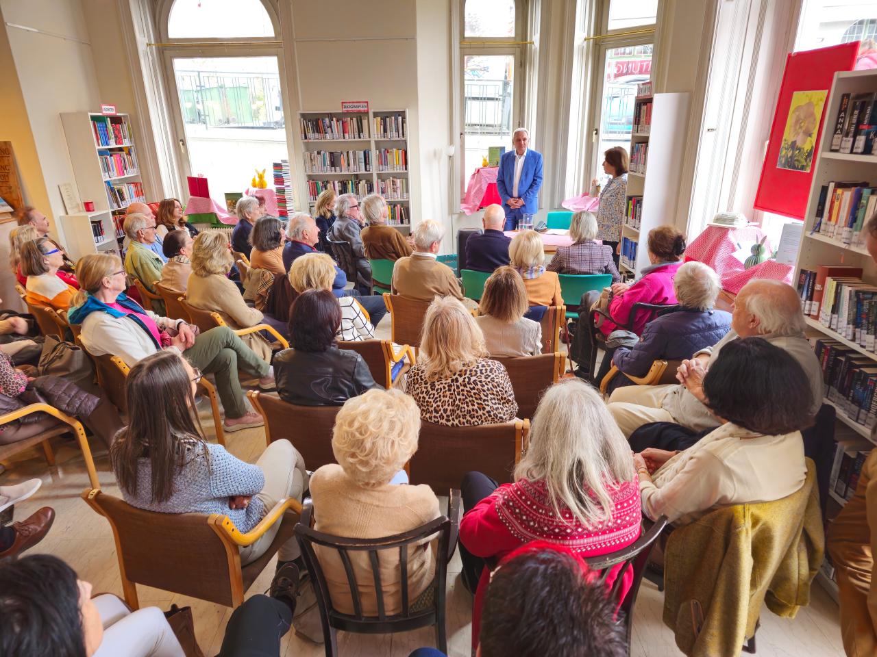 Peter Fritz in der Bibliothek