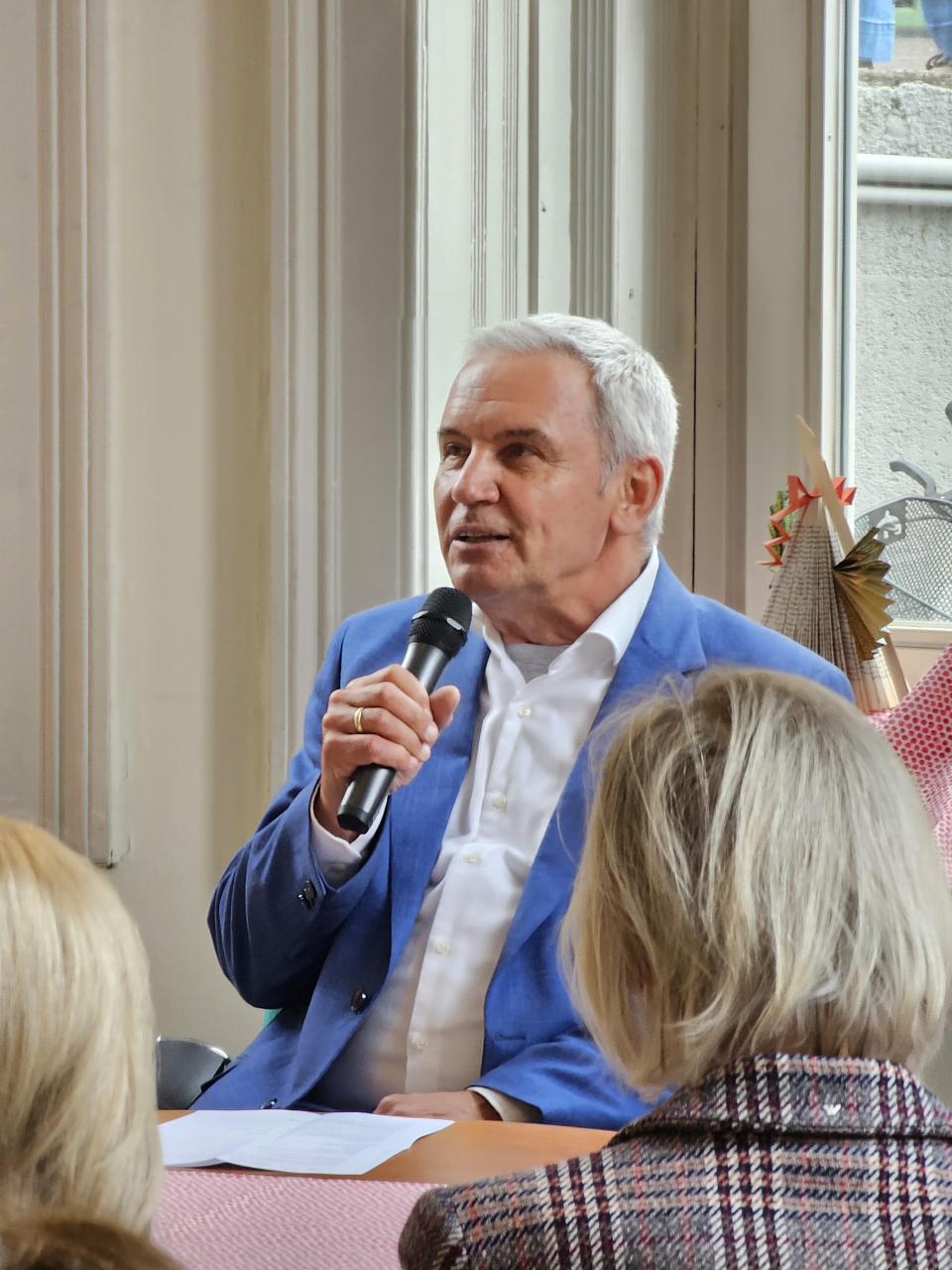 Peter Fritz in der Bibliothek