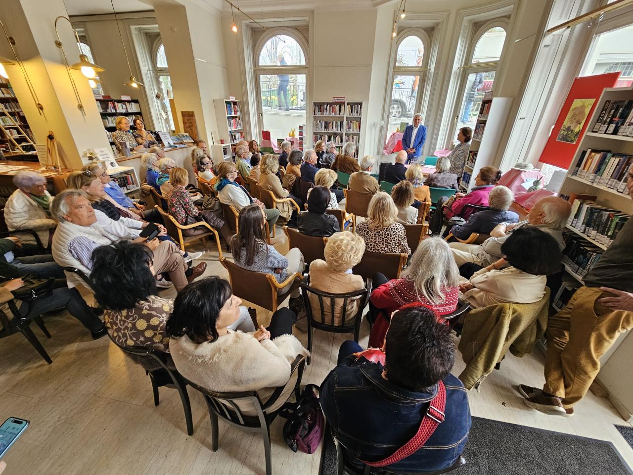 Peter Fritz in der Bibliothek