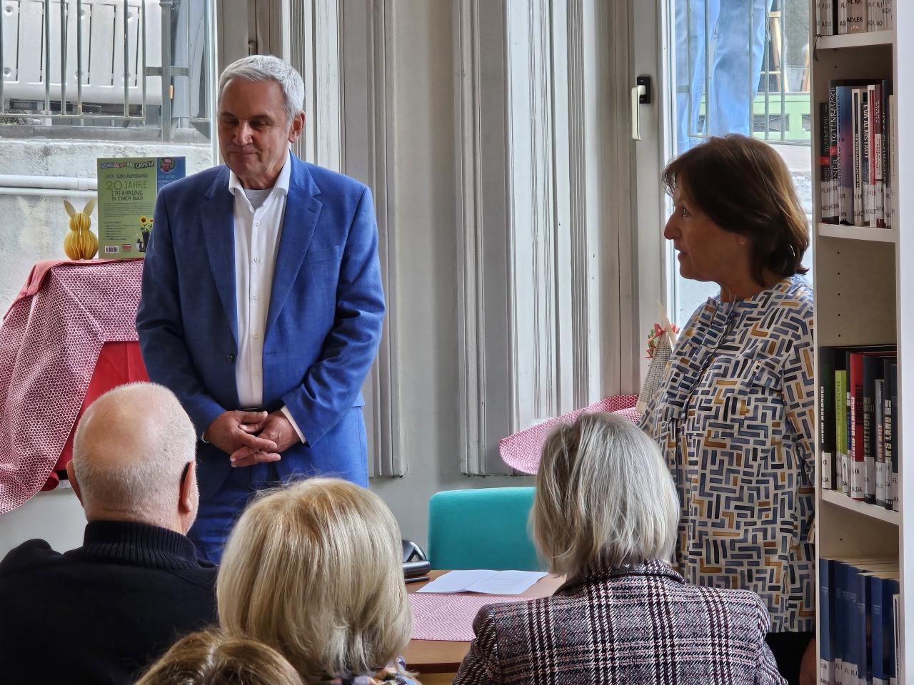 Peter Fritz in der Bibliothek