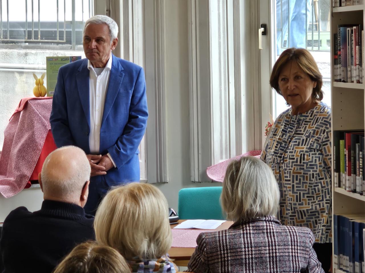 Peter Fritz in der Bibliothek