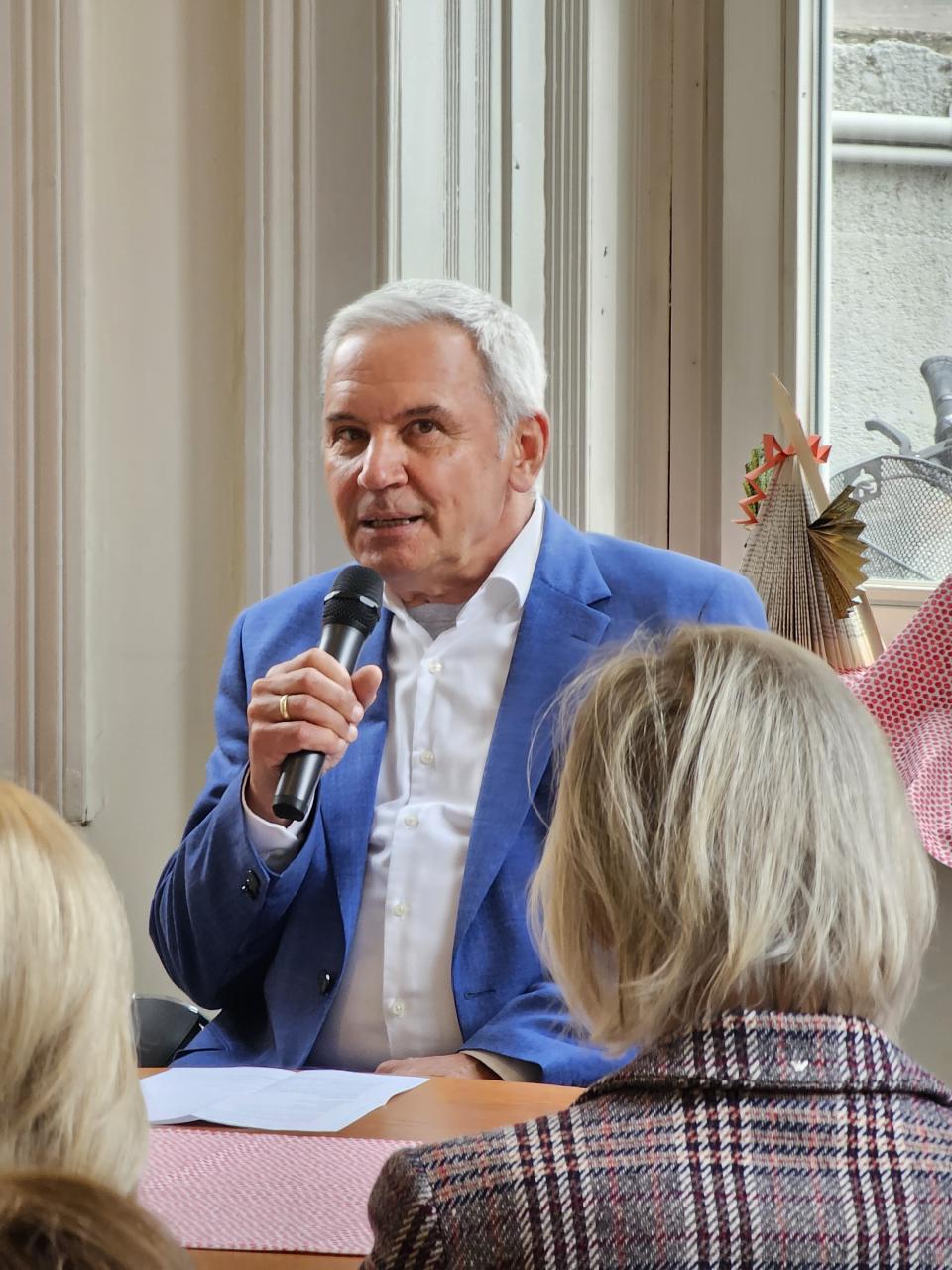 Peter Fritz in der Bibliothek