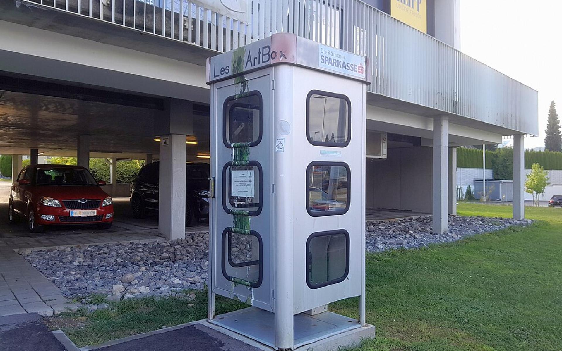 Bücherzelle - alte umfunktionierte Telefonzelle