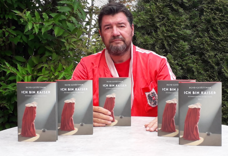 Portrait mit neuen Büchern